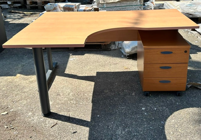 Bureau ergonomique compact avec découpe "vague" à droite
