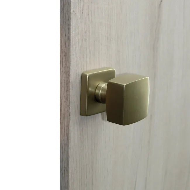 1 bouton sur rosace carré LINEA BERTOMANI sans trou laiton brossé