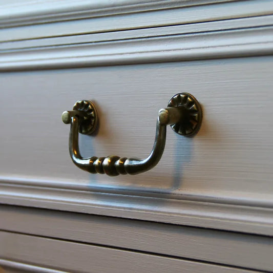 Poignée de meuble Régence, zamak marron patiné, entraxe 96 mm