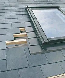 Raccord semi encastré fenêtre de toit FAKRO 55x78 cm ELV pour ardoise, gris