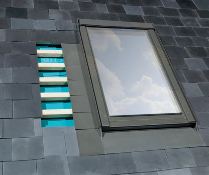 Raccord semi encastré fenêtre de toit FAKRO 55x78 cm ELV pour ardoise, gris