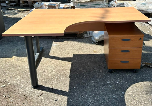 Bureau ergonomique compact avec découpe "vague" à droite